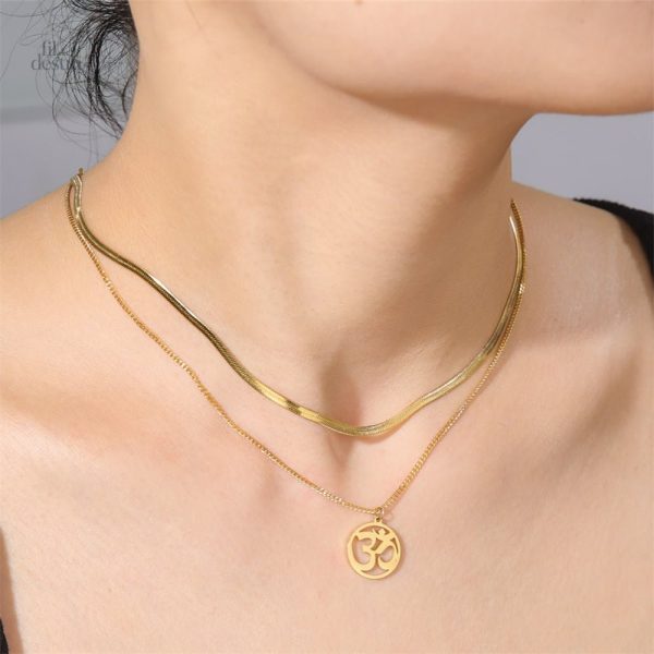 Amulette hindoue avec le symbole Om, énergie positive