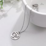 Amulette protectrice au design Om, culture hindoue