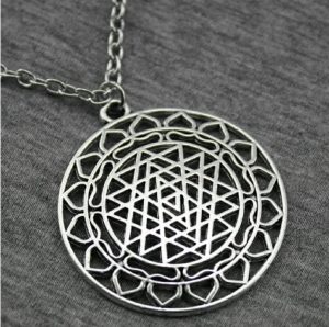 Amulette shri yantra pour attirer chance et équilibre spirituel
