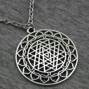 Amulette shri yantra pour attirer chance et équilibre spirituel