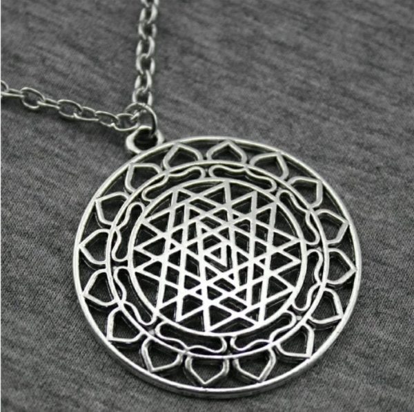 Amulette shri yantra pour attirer chance et équilibre spirituel