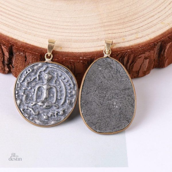 Amulette traditionnelle thaï, symbole de foi et chance