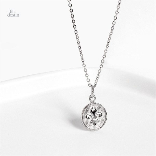 Amulette décorative inspirée de la fleur de lys