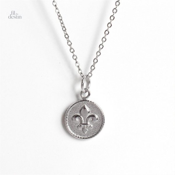 Amulette unique célébrant la fleur de lys, symbole de chance