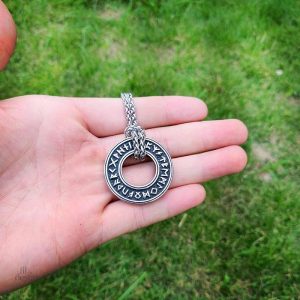 Amulette runique ornée pour la chance et la protection