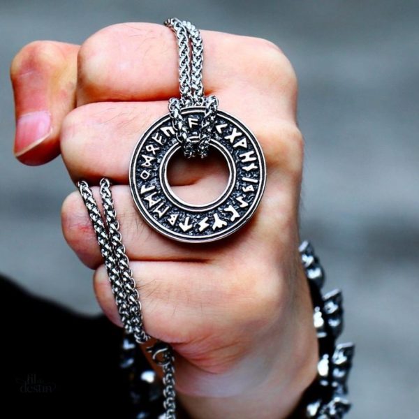 Runes du futhark sur amulette, accessoire spirituel unique