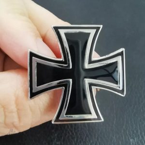 Broche croix de fer, symbole de protection et chance