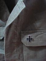 Broche élégante croix de fer, accessoire significatif