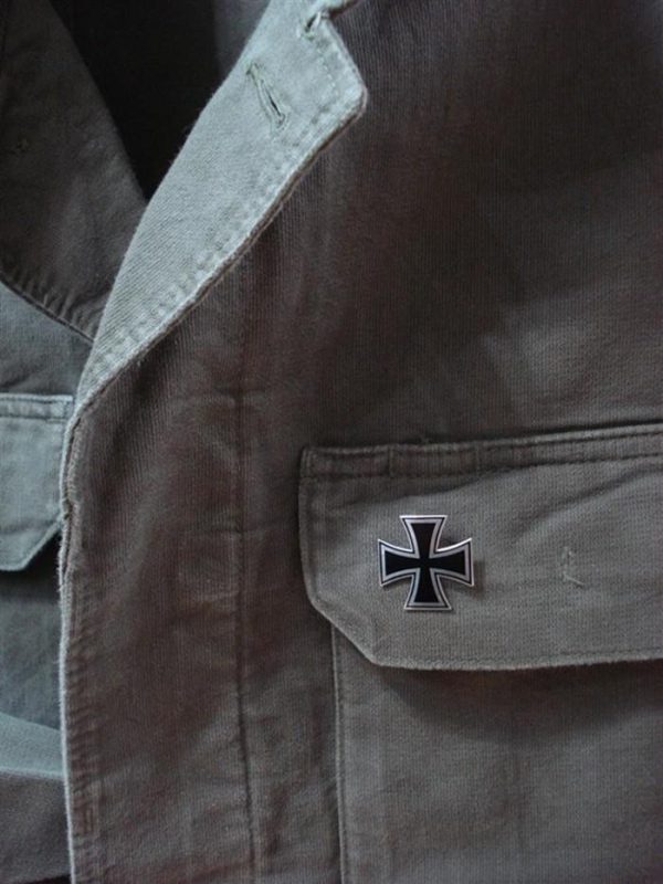 Broche élégante croix de fer, accessoire significatif
