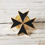 Élégant badge de la croix de Malte en pin