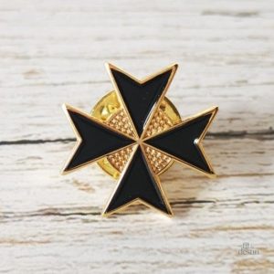 Élégant badge de la croix de Malte en pin