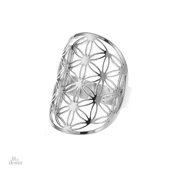 Bague porte-bonheur avec motif de fleur de vie en design élégant