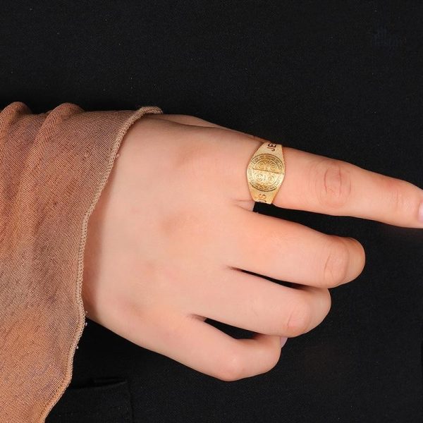 Bague avec symbole de protection Saint Benoit