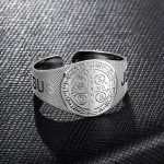 Bague ornée de la médaille de Saint Benoit protecteur