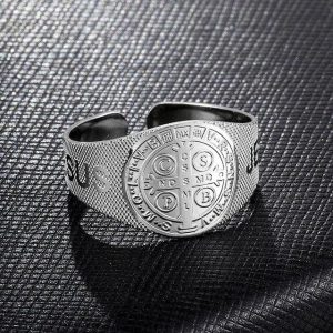 Bague ornée de la médaille de Saint Benoit protecteur