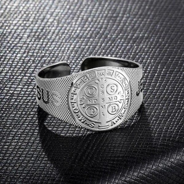 Bague ornée de la médaille de Saint Benoit protecteur
