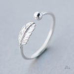 Bague porte-bonheur élégante avec design plume délicat