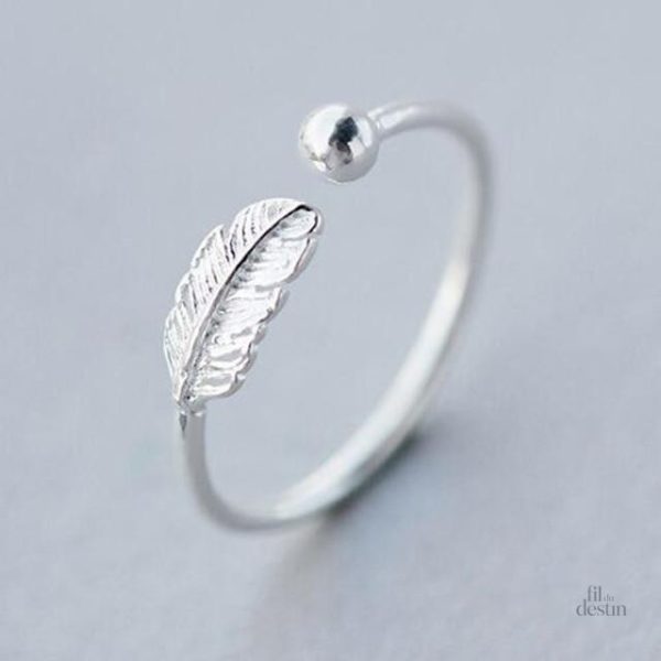 Bague porte-bonheur élégante avec design plume délicat