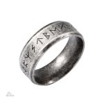 Bague ancienne gravée de runes, style porte-bonheur