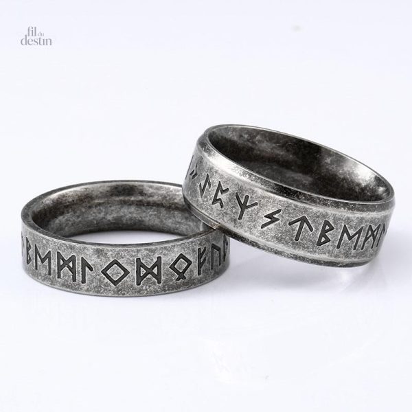 Bague gravée, style ancien et runes protectrices