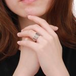 Bague décorative avec motif de triple taegeuk