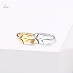 Design intemporel de bague avec motifs de laurier symboliques