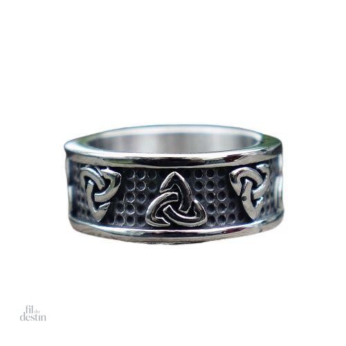 bague-aux-triquetra-alternees-1 Bague triquetra aux motifs alternés, symbole porte-bonheur