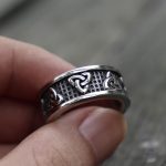 Bague porte-bonheur triquetra, design unique et élégant
