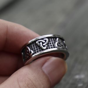 Bague porte-bonheur triquetra, design unique et élégant
