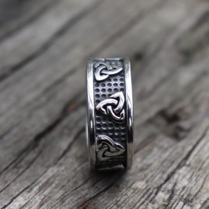 Bague triquetra, accessoire porte-bonheur moderne et stylé