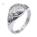 Bague triquetra porte-bonheur en design élégant