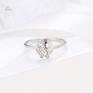 Bague porte-bonheur avec motif de chouette stylisée