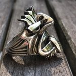 Bague maori avec design tiki, un accessoire chargé de sens