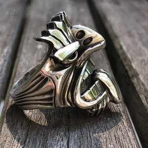 Bague maori avec design tiki, un accessoire chargé de sens