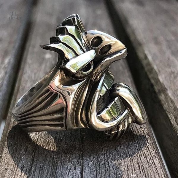 Bague maori avec design tiki, un accessoire chargé de sens