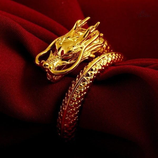 Accessoire chanceux, bague dragon en or scintillant