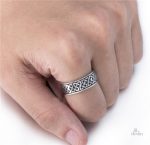 Bague porte-bonheur en forme de nœud celte