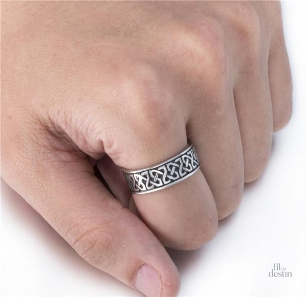 Bague porte-bonheur en forme de nœud celte