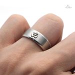 Bague Om stylée, amulette moderne pour bien-être personnel