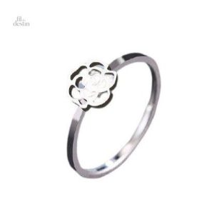 Bague élégante à la rose, accessoire porte-bonheur unique.