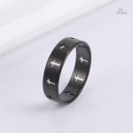 Bague porte-bonheur avec une croix pour protection et foi