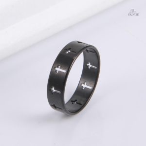 Bague porte-bonheur avec une croix pour protection et foi