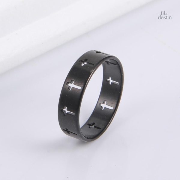 Bague porte-bonheur avec une croix pour protection et foi
