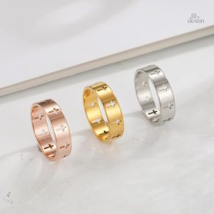 Accessoire religieux, bague avec inscription de la croix chrétienne