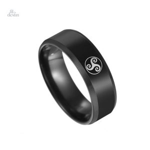 Bague porte-bonheur ornée d'un design triskel stylisé