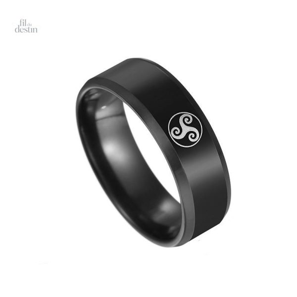 Bague porte-bonheur ornée d'un design triskel stylisé