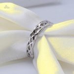 Bague porte-bonheur avec motif de nœud celtique intemporel