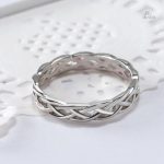 Bague élégante représentant l'infini et la protection celtique