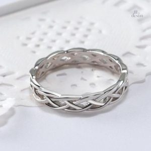 Bague élégante représentant l'infini et la protection celtique