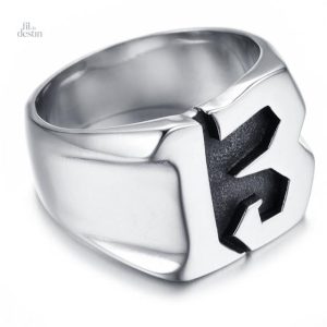 Bague porte-bonheur ornée du chiffre 13